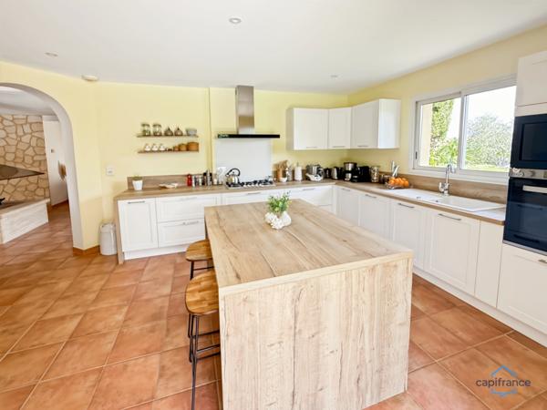 Dpt Landes (40), à vendre AIRE SUR L'ADOUR maison contemporaine T6 de 202m² habitables + terrases, pool house, garage de 60 m² et piscine sur 2755m² de terrain, au calme
