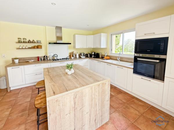 Dpt Landes (40), à vendre AIRE SUR L'ADOUR maison contemporaine T6 de 202m² habitables + terrases, pool house, garage de 60 m² et piscine sur 2755m² de terrain, au calme