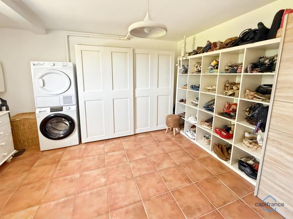 Dpt Landes (40), à vendre AIRE SUR L'ADOUR maison contemporaine T6 de 202m² habitables + terrases, pool house, garage de 60 m² et piscine sur 2755m² de terrain, au calme