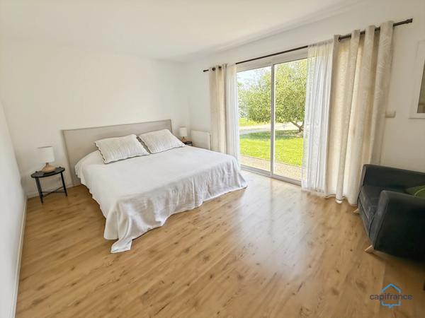 Dpt Landes (40), à vendre AIRE SUR L'ADOUR maison contemporaine T6 de 202m² habitables + terrases, pool house, garage de 60 m² et piscine sur 2755m² de terrain, au calme