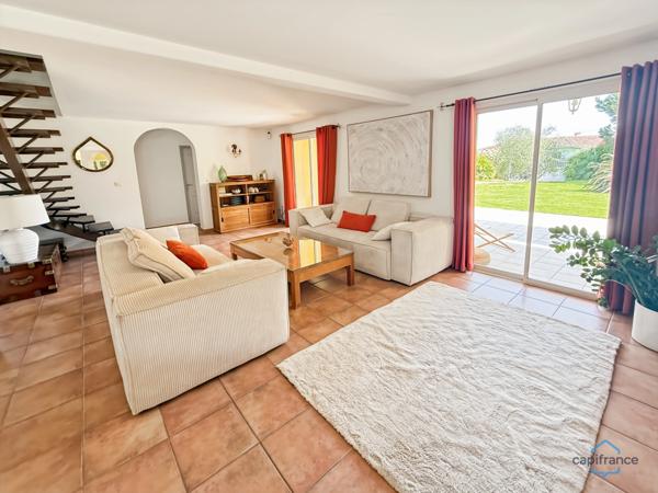 Dpt Landes (40), à vendre AIRE SUR L'ADOUR maison contemporaine T6 de 202m² habitables + terrases, pool house, garage de 60 m² et piscine sur 2755m² de terrain, au calme