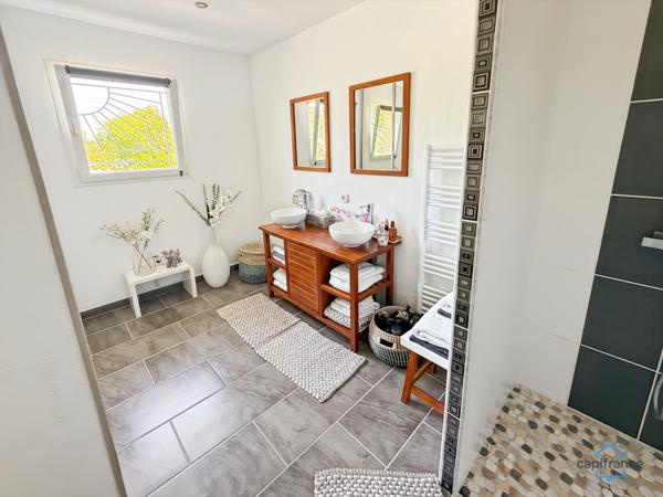 Dpt Landes (40), à vendre AIRE SUR L'ADOUR maison contemporaine T6 de 202m² habitables + terrases, pool house, garage de 60 m² et piscine sur 2755m² de terrain, au calme