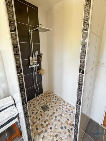 Dpt Landes (40), à vendre AIRE SUR L'ADOUR maison contemporaine T6 de 202m² habitables + terrases, pool house, garage de 60 m² et piscine sur 2755m² de terrain, au calme