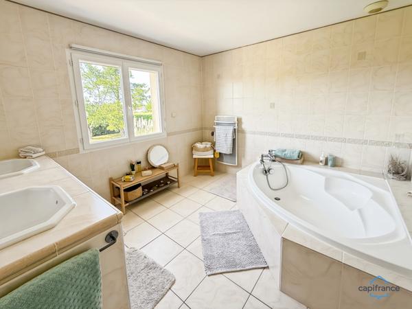 Dpt Landes (40), à vendre AIRE SUR L'ADOUR maison contemporaine T6 de 202m² habitables + terrases, pool house, garage de 60 m² et piscine sur 2755m² de terrain, au calme