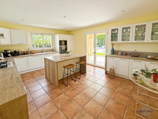 Dpt Landes (40), à vendre AIRE SUR L'ADOUR maison contemporaine T6 de 202m² habitables + terrases, pool house, garage de 60 m² et piscine sur 2755m² de terrain, au calme