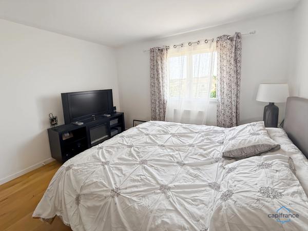 Dpt Landes (40), à vendre AIRE SUR L'ADOUR maison contemporaine T6 de 202m² habitables + terrases, pool house, garage de 60 m² et piscine sur 2755m² de terrain, au calme