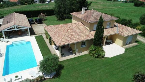 Dpt Landes (40), à vendre AIRE SUR L'ADOUR maison contemporaine T6 de 202m² habitables + terrases, pool house, garage de 60 m² et piscine sur 2755m² de terrain, au calme