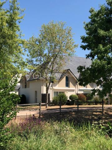 Découvrez cette maison de 100 m² avec une terrasse accueillante ouverte sur un parc de jeux pour enfants et un parking privé, nichée dans un environnement serein, idéale pour une vie paisible à proximité des commodités urbaines. Construite en 2006, cette maison de 4 pièces offre un espace de vie lumineux et bien agencé.

Laissez-vous séduire par un salon/séjour spacieux et une cuisine conviviale. Toutes les pièces sont baignées de lumière naturelle grâce à de grandes fenêtres modernes. La maison est en excellent état, prête à accueillir vos instants de vie.

Profitez de votre terrasse privée pour de belles soirées d'été. Malgré l'absence de jardin privé, les alentours offrent une quiétude inégalée, sans vis-à-vis.

Une maison à l’abri des tracas collectifs de la copropriété, cette perle rare est une opportunité à saisir pour quiconque recherche la tranquillité tout en restant à portée des commodités et du centre urbain.

Située dans le centre de Seiches sur le Loir et à 15 minutes d’Angers.  
Ce bien bénéficie d’une situation exceptionnelle malgré son emplacement central. Il est situé à 5 minutes de l’autoroute A11 (Nantes / Paris) et seulement 20 minutes que de la gare TGV.

Classe Énergie : En attente du résultat du DPE / Classe Climat : En attente du résultat du DPE 

Montant estimé des dépenses annuelles d'énergie pour un usage standard, établi à partir des prix moyens des énergies indexés sur les années 2021, 2022 et 2023 (abonnements compris).

Contact :
Eddy Michel - 06 28 13 41 22
Agent commercial EI immatriculé au RSAC d'Angers sous le n° 504 206 582.

Honoraires à la charge du vendeur.