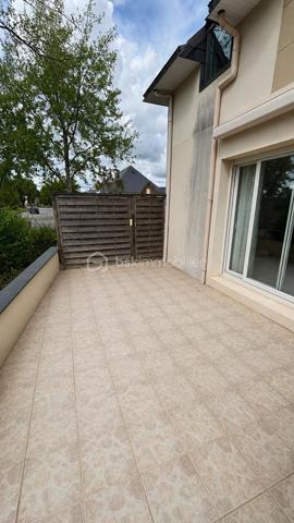 Découvrez cette maison de 100 m² avec une terrasse accueillante ouverte sur un parc de jeux pour enfants et un parking privé, nichée dans un environnement serein, idéale pour une vie paisible à proximité des commodités urbaines. Construite en 2006, cette maison de 4 pièces offre un espace de vie lumineux et bien agencé.

Laissez-vous séduire par un salon/séjour spacieux et une cuisine conviviale. Toutes les pièces sont baignées de lumière naturelle grâce à de grandes fenêtres modernes. La maison est en excellent état, prête à accueillir vos instants de vie.

Profitez de votre terrasse privée pour de belles soirées d'été. Malgré l'absence de jardin privé, les alentours offrent une quiétude inégalée, sans vis-à-vis.

Une maison à l’abri des tracas collectifs de la copropriété, cette perle rare est une opportunité à saisir pour quiconque recherche la tranquillité tout en restant à portée des commodités et du centre urbain.

Située dans le centre de Seiches sur le Loir et à 15 minutes d’Angers.  
Ce bien bénéficie d’une situation exceptionnelle malgré son emplacement central. Il est situé à 5 minutes de l’autoroute A11 (Nantes / Paris) et seulement 20 minutes que de la gare TGV.

Classe Énergie : En attente du résultat du DPE / Classe Climat : En attente du résultat du DPE 

Montant estimé des dépenses annuelles d'énergie pour un usage standard, établi à partir des prix moyens des énergies indexés sur les années 2021, 2022 et 2023 (abonnements compris).

Contact :
Eddy Michel - 06 28 13 41 22
Agent commercial EI immatriculé au RSAC d'Angers sous le n° 504 206 582.

Honoraires à la charge du vendeur.