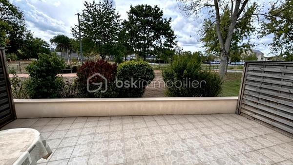 Découvrez cette maison de 100 m² avec une terrasse accueillante ouverte sur un parc de jeux pour enfants et un parking privé, nichée dans un environnement serein, idéale pour une vie paisible à proximité des commodités urbaines. Construite en 2006, cette maison de 4 pièces offre un espace de vie lumineux et bien agencé.

Laissez-vous séduire par un salon/séjour spacieux et une cuisine conviviale. Toutes les pièces sont baignées de lumière naturelle grâce à de grandes fenêtres modernes. La maison est en excellent état, prête à accueillir vos instants de vie.

Profitez de votre terrasse privée pour de belles soirées d'été. Malgré l'absence de jardin privé, les alentours offrent une quiétude inégalée, sans vis-à-vis.

Une maison à l’abri des tracas collectifs de la copropriété, cette perle rare est une opportunité à saisir pour quiconque recherche la tranquillité tout en restant à portée des commodités et du centre urbain.

Située dans le centre de Seiches sur le Loir et à 15 minutes d’Angers.  
Ce bien bénéficie d’une situation exceptionnelle malgré son emplacement central. Il est situé à 5 minutes de l’autoroute A11 (Nantes / Paris) et seulement 20 minutes que de la gare TGV.

Classe Énergie : En attente du résultat du DPE / Classe Climat : En attente du résultat du DPE 

Montant estimé des dépenses annuelles d'énergie pour un usage standard, établi à partir des prix moyens des énergies indexés sur les années 2021, 2022 et 2023 (abonnements compris).

Contact :
Eddy Michel - 06 28 13 41 22
Agent commercial EI immatriculé au RSAC d'Angers sous le n° 504 206 582.

Honoraires à la charge du vendeur.