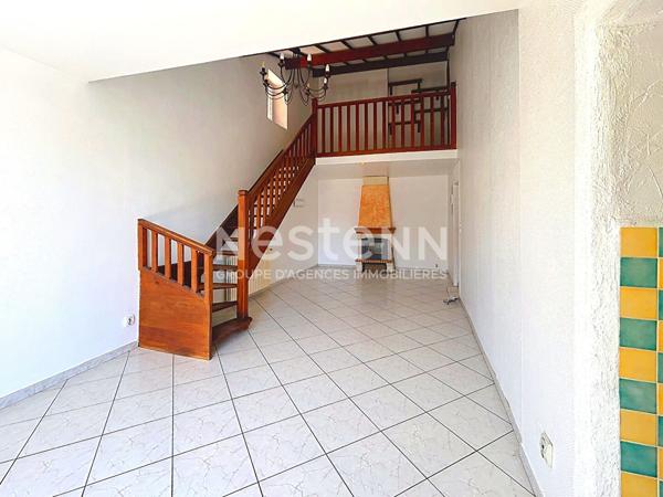 Maison de ville avec T2 indépendant, terrasse et garage à Sigean