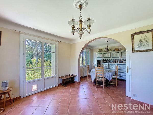 A Vendre Maison des années 1960 de 133 m² sur sous-sol avec jardin et garage de 64 m²