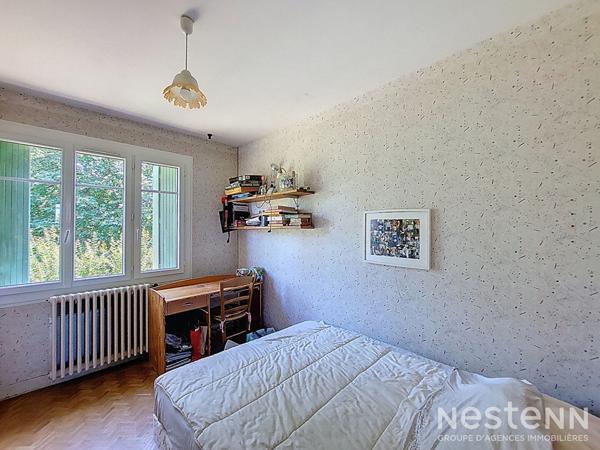 A Vendre Maison des années 1960 de 133 m² sur sous-sol avec jardin et garage de 64 m²