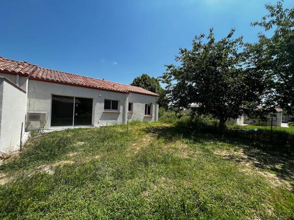 Villeneuve sur Lot, rive droite, dans un quartier résidentiel, maison NEUVE de PLAIN-PIED de 85,35 m² avec grand séjour et cuisine équipée, 3 chambres, SDE et 2 WC, garage. Adaptée aux personnes à mobilité réduite. , Villeneuve sur lot