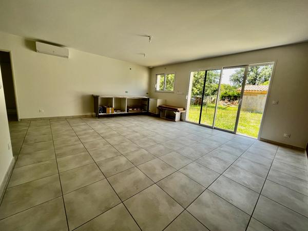 Villeneuve sur Lot, rive droite, dans un quartier résidentiel, maison NEUVE de PLAIN-PIED de 85,35 m² avec grand séjour et cuisine équipée, 3 chambres, SDE et 2 WC, garage. Adaptée aux personnes à mobilité réduite. , Villeneuve sur lot