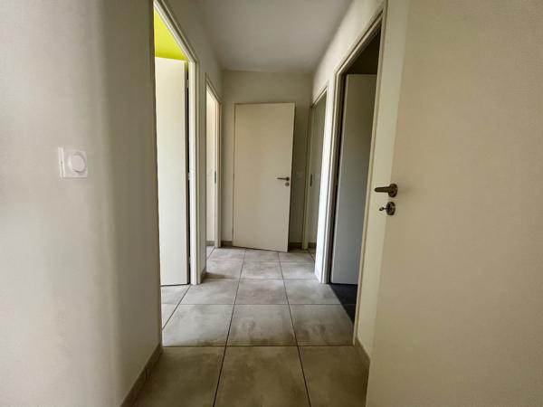 Villeneuve sur Lot, rive droite, dans un quartier résidentiel, maison NEUVE de PLAIN-PIED de 85,35 m² avec grand séjour et cuisine équipée, 3 chambres, SDE et 2 WC, garage. Adaptée aux personnes à mobilité réduite. , Villeneuve sur lot