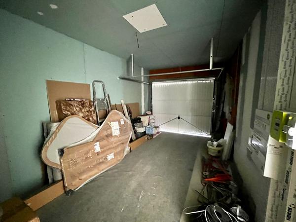 Villeneuve sur Lot, rive droite, dans un quartier résidentiel, maison NEUVE de PLAIN-PIED de 85,35 m² avec grand séjour et cuisine équipée, 3 chambres, SDE et 2 WC, garage. Adaptée aux personnes à mobilité réduite. , Villeneuve sur lot