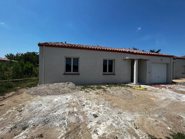 Villeneuve sur Lot, rive droite, dans un quartier résidentiel, maison NEUVE de PLAIN-PIED de 85,35 m² avec grand séjour et cuisine équipée, 3 chambres, SDE et 2 WC, garage. Adaptée aux personnes à mobilité réduite. , Villeneuve sur lot