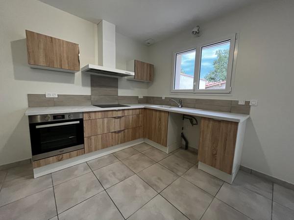 Villeneuve sur Lot, rive droite, dans un quartier résidentiel, maison NEUVE de PLAIN-PIED de 85,35 m² avec grand séjour et cuisine équipée, 3 chambres, SDE et 2 WC, garage. Adaptée aux personnes à mobilité réduite. , Villeneuve sur lot