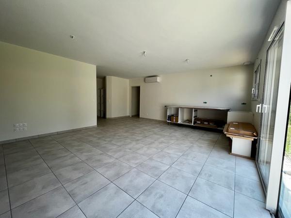 Villeneuve sur Lot, rive droite, dans un quartier résidentiel, maison NEUVE de PLAIN-PIED de 85,35 m² avec grand séjour et cuisine équipée, 3 chambres, SDE et 2 WC, garage. Adaptée aux personnes à mobilité réduite. , Villeneuve sur lot