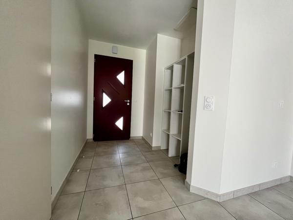 Villeneuve sur Lot, rive droite, dans un quartier résidentiel, maison NEUVE de PLAIN-PIED de 85,35 m² avec grand séjour et cuisine équipée, 3 chambres, SDE et 2 WC, garage. Adaptée aux personnes à mobilité réduite. , Villeneuve sur lot