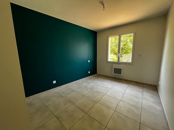 Villeneuve sur Lot, rive droite, dans un quartier résidentiel, maison NEUVE de PLAIN-PIED de 85,35 m² avec grand séjour et cuisine équipée, 3 chambres, SDE et 2 WC, garage. Adaptée aux personnes à mobilité réduite. , Villeneuve sur lot
