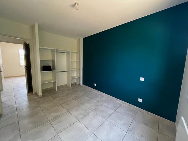 Villeneuve sur Lot, rive droite, dans un quartier résidentiel, maison NEUVE de PLAIN-PIED de 85,35 m² avec grand séjour et cuisine équipée, 3 chambres, SDE et 2 WC, garage. Adaptée aux personnes à mobilité réduite. , Villeneuve sur lot