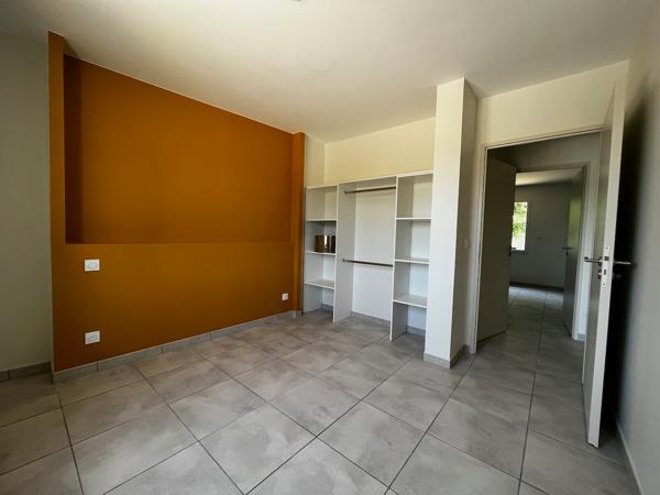 Villeneuve sur Lot, rive droite, dans un quartier résidentiel, maison NEUVE de PLAIN-PIED de 85,35 m² avec grand séjour et cuisine équipée, 3 chambres, SDE et 2 WC, garage. Adaptée aux personnes à mobilité réduite. , Villeneuve sur lot