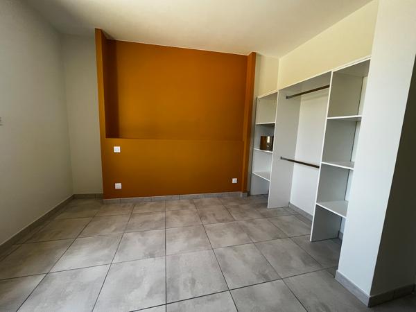 Villeneuve sur Lot, rive droite, dans un quartier résidentiel, maison NEUVE de PLAIN-PIED de 85,35 m² avec grand séjour et cuisine équipée, 3 chambres, SDE et 2 WC, garage. Adaptée aux personnes à mobilité réduite. , Villeneuve sur lot