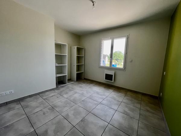 Villeneuve sur Lot, rive droite, dans un quartier résidentiel, maison NEUVE de PLAIN-PIED de 85,35 m² avec grand séjour et cuisine équipée, 3 chambres, SDE et 2 WC, garage. Adaptée aux personnes à mobilité réduite. , Villeneuve sur lot