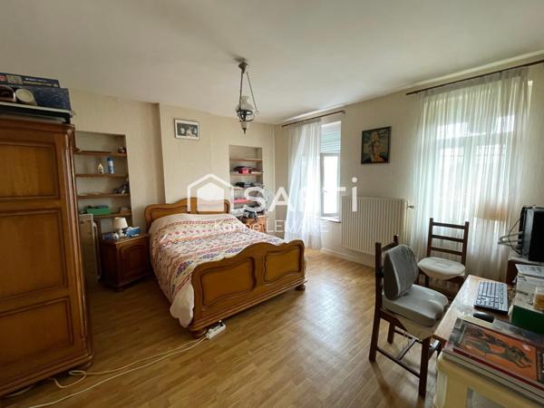 Belle maison semi individuelle par le garage