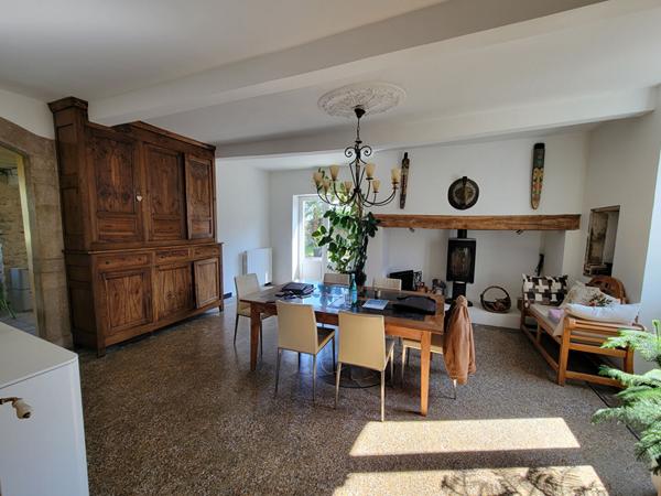 Enclos béarnais rénové avec piscine et dépendances