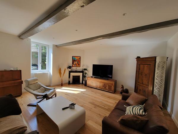 Enclos béarnais rénové avec piscine et dépendances