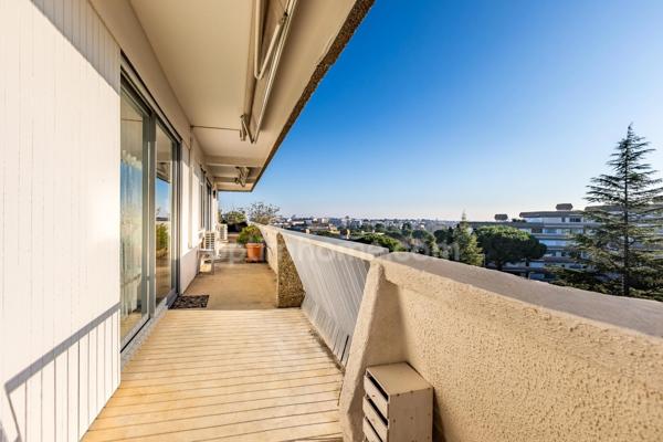 Appartement 6 pièces 124 m² - Dernier étage - 80 m² terrasses - Cave - Parking - Piscine - Tennis - Parc - Tram Ligne 5