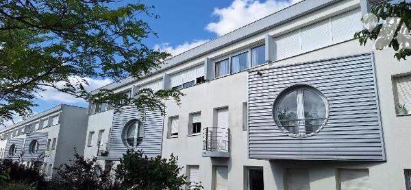 RENNES, T1 - Longchamps

Au 1er étage d'un immeuble de 1994, studio de 18 m² env. comprenant en...