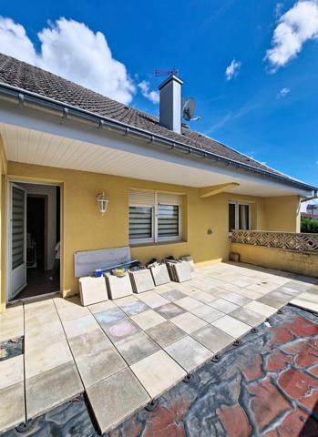 Maison individuelle spacieuse avec 3 garages, terrasse et jardin aux portes des frontières !
