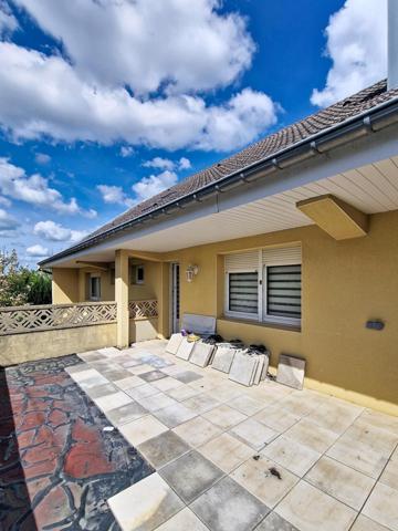 Maison individuelle spacieuse avec 3 garages, terrasse et jardin aux portes des frontières !
