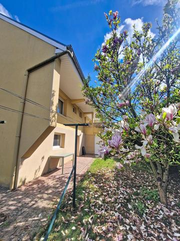 Maison individuelle spacieuse avec 3 garages, terrasse et jardin aux portes des frontières !