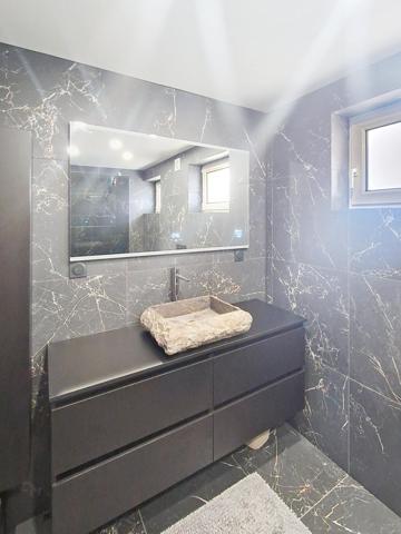 Maison individuelle spacieuse avec 3 garages, terrasse et jardin aux portes des frontières !