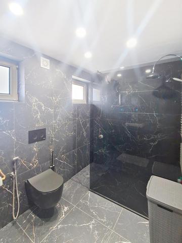Maison individuelle spacieuse avec 3 garages, terrasse et jardin aux portes des frontières !