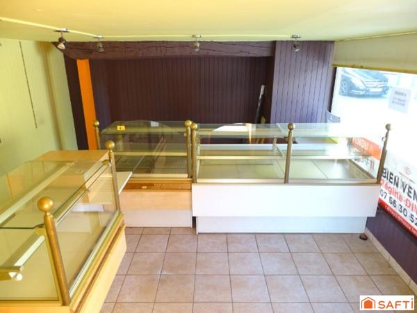 Immeuble avec partie commerciale et un appartement