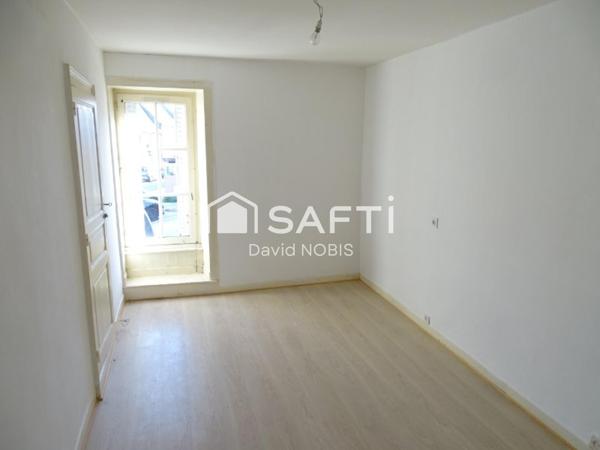 Immeuble avec partie commerciale et un appartement