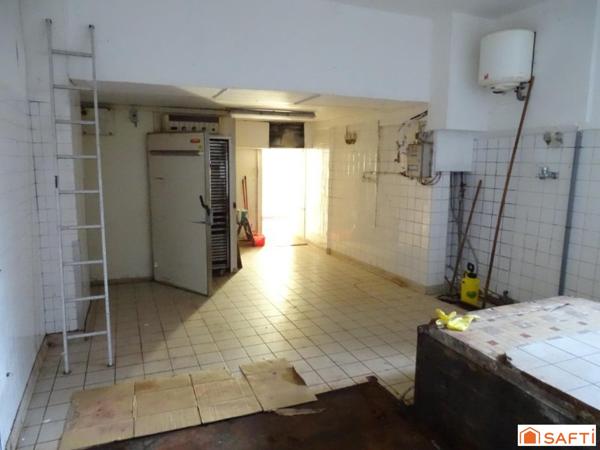 Immeuble avec partie commerciale et un appartement