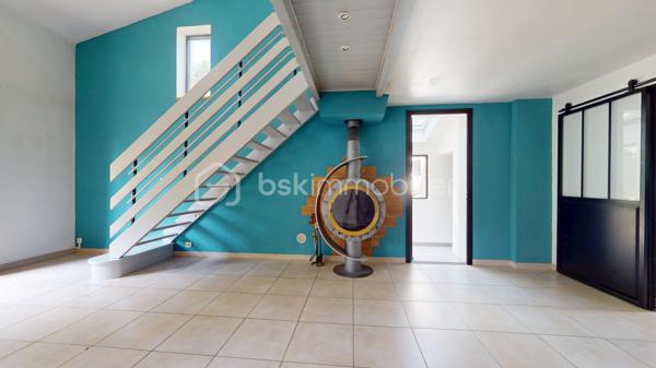 Proposée en exclusivité par Stéphanie Crozier – BSK Immobilier et en VENTE INTERACTIVE – Prix de départ : 305 000 € FAI

Cette maison revient sur le marché à la suite de refus de financement des précédents acquéreurs. Une nouvelle opportunité de découvrir cette charmante maison familiale d'environ 125 m², idéalement située à Escalquens, à seulement 15 km de Toulouse. Nichée en fond d'impasse, elle offre un cadre de vie calme et résidentiel, particulièrement agréable pour une famille.

Édifiée sur une parcelle paysagée d'environ 300 m², parfaitement entretenue et facile à vivre, cette maison séduit par sa luminosité, sa fonctionnalité et ses multiples possibilités d'aménagement.
Au rez-de-chaussée, l'entrée, avec accès direct au garage, mène vers une vaste pièce de vie traversante, baignée de lumière et bénéficiant d'une belle hauteur sous plafond. La cuisine entièrement équipée s'ouvre sur un salon convivial et une salle à manger chaleureuse. Vous trouverez également un WC indépendant, un espace buanderie ainsi qu'une suite parentale avec salle d'eau et WC privatifs, idéale pour accueillir un adolescent, des amis ou de la famille tout en préservant l'intimité de chacun.

À l'étage, l'espace nuit se compose de trois chambres confortables, d'un grand dressing, d'une salle de bains et d'un WC indépendant.
Côté confort, la maison est équipée d'une chaudière gaz récente et d'un poêle à bois. La toiture et son isolation ont également été refaites récemment, contribuant au confort thermique de la maison.

À l'extérieur, le jardin paysager sans vis-à-vis, nécessitant peu d'entretien, invite à la détente. La terrasse en bois orientée ouest et son store banne prolongent agréablement l'espace de vie aux beaux jours. Toutes les commodités sont à proximité : lignes Tisséo 79 et 80, gare TER permettant de rejoindre Toulouse en une quinzaine de minutes, crèches, écoles maternelles et primaires, collège, lycées et commerces du quotidien.

Visite virtuelle et plans disponibles sur demande.

VENTE INTERACTIVE : COMMENT PARTICIPER ?
Prix de départ : 305 000 € FAI
Palier : 5 000 €
Vente interactive en ligne : le samedi 3 octobre 2026  à partir 14h30

Le principe est simple : après une visite obligatoire du bien et la validation de votre capacité de financement, vous pourrez être inscrit à la vente interactive et déposer votre intention d'achat en ligne le jour de la vente.
Le prix de 305 000 € FAI est le prix de départ de la vente interactive et non un prix de vente ferme.
Les propositions formulées en ligne constituent des intentions d'achat. Le vendeur reste libre de sélectionner l'offre à laquelle il souhaite donner suite.

Pour visiter et participer à la vente interactive, contactez Stéphanie Crozier – BSK Immobilier, conseillère immobilier spécialiste du secteur, disponible 7j/7.
Collaboration inter-agences acceptée dans le respect des règles de partage.