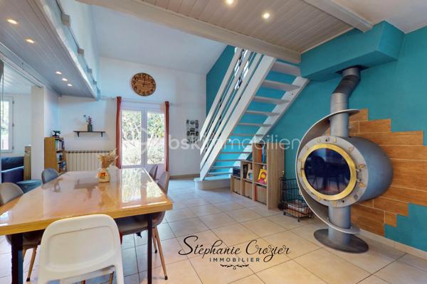 Proposée en exclusivité par Stéphanie Crozier – BSK Immobilier et en VENTE INTERACTIVE – Prix de départ : 305 000 € FAI

Cette maison revient sur le marché à la suite de refus de financement des précédents acquéreurs. Une nouvelle opportunité de découvrir cette charmante maison familiale d'environ 125 m², idéalement située à Escalquens, à seulement 15 km de Toulouse. Nichée en fond d'impasse, elle offre un cadre de vie calme et résidentiel, particulièrement agréable pour une famille.

Édifiée sur une parcelle paysagée d'environ 300 m², parfaitement entretenue et facile à vivre, cette maison séduit par sa luminosité, sa fonctionnalité et ses multiples possibilités d'aménagement.
Au rez-de-chaussée, l'entrée, avec accès direct au garage, mène vers une vaste pièce de vie traversante, baignée de lumière et bénéficiant d'une belle hauteur sous plafond. La cuisine entièrement équipée s'ouvre sur un salon convivial et une salle à manger chaleureuse. Vous trouverez également un WC indépendant, un espace buanderie ainsi qu'une suite parentale avec salle d'eau et WC privatifs, idéale pour accueillir un adolescent, des amis ou de la famille tout en préservant l'intimité de chacun.

À l'étage, l'espace nuit se compose de trois chambres confortables, d'un grand dressing, d'une salle de bains et d'un WC indépendant.
Côté confort, la maison est équipée d'une chaudière gaz récente et d'un poêle à bois. La toiture et son isolation ont également été refaites récemment, contribuant au confort thermique de la maison.

À l'extérieur, le jardin paysager sans vis-à-vis, nécessitant peu d'entretien, invite à la détente. La terrasse en bois orientée ouest et son store banne prolongent agréablement l'espace de vie aux beaux jours. Toutes les commodités sont à proximité : lignes Tisséo 79 et 80, gare TER permettant de rejoindre Toulouse en une quinzaine de minutes, crèches, écoles maternelles et primaires, collège, lycées et commerces du quotidien.

Visite virtuelle et plans disponibles sur demande.

VENTE INTERACTIVE : COMMENT PARTICIPER ?
Prix de départ : 305 000 € FAI
Palier : 5 000 €
Vente interactive en ligne : le samedi 3 octobre 2026  à partir 14h30

Le principe est simple : après une visite obligatoire du bien et la validation de votre capacité de financement, vous pourrez être inscrit à la vente interactive et déposer votre intention d'achat en ligne le jour de la vente.
Le prix de 305 000 € FAI est le prix de départ de la vente interactive et non un prix de vente ferme.
Les propositions formulées en ligne constituent des intentions d'achat. Le vendeur reste libre de sélectionner l'offre à laquelle il souhaite donner suite.

Pour visiter et participer à la vente interactive, contactez Stéphanie Crozier – BSK Immobilier, conseillère immobilier spécialiste du secteur, disponible 7j/7.
Collaboration inter-agences acceptée dans le respect des règles de partage.
