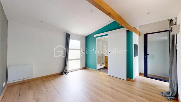 Proposée en exclusivité par Stéphanie Crozier – BSK Immobilier et en VENTE INTERACTIVE – Prix de départ : 305 000 € FAI

Cette maison revient sur le marché à la suite de refus de financement des précédents acquéreurs. Une nouvelle opportunité de découvrir cette charmante maison familiale d'environ 125 m², idéalement située à Escalquens, à seulement 15 km de Toulouse. Nichée en fond d'impasse, elle offre un cadre de vie calme et résidentiel, particulièrement agréable pour une famille.

Édifiée sur une parcelle paysagée d'environ 300 m², parfaitement entretenue et facile à vivre, cette maison séduit par sa luminosité, sa fonctionnalité et ses multiples possibilités d'aménagement.
Au rez-de-chaussée, l'entrée, avec accès direct au garage, mène vers une vaste pièce de vie traversante, baignée de lumière et bénéficiant d'une belle hauteur sous plafond. La cuisine entièrement équipée s'ouvre sur un salon convivial et une salle à manger chaleureuse. Vous trouverez également un WC indépendant, un espace buanderie ainsi qu'une suite parentale avec salle d'eau et WC privatifs, idéale pour accueillir un adolescent, des amis ou de la famille tout en préservant l'intimité de chacun.

À l'étage, l'espace nuit se compose de trois chambres confortables, d'un grand dressing, d'une salle de bains et d'un WC indépendant.
Côté confort, la maison est équipée d'une chaudière gaz récente et d'un poêle à bois. La toiture et son isolation ont également été refaites récemment, contribuant au confort thermique de la maison.

À l'extérieur, le jardin paysager sans vis-à-vis, nécessitant peu d'entretien, invite à la détente. La terrasse en bois orientée ouest et son store banne prolongent agréablement l'espace de vie aux beaux jours. Toutes les commodités sont à proximité : lignes Tisséo 79 et 80, gare TER permettant de rejoindre Toulouse en une quinzaine de minutes, crèches, écoles maternelles et primaires, collège, lycées et commerces du quotidien.

Visite virtuelle et plans disponibles sur demande.

VENTE INTERACTIVE : COMMENT PARTICIPER ?
Prix de départ : 305 000 € FAI
Palier : 5 000 €
Vente interactive en ligne : le samedi 3 octobre 2026  à partir 14h30

Le principe est simple : après une visite obligatoire du bien et la validation de votre capacité de financement, vous pourrez être inscrit à la vente interactive et déposer votre intention d'achat en ligne le jour de la vente.
Le prix de 305 000 € FAI est le prix de départ de la vente interactive et non un prix de vente ferme.
Les propositions formulées en ligne constituent des intentions d'achat. Le vendeur reste libre de sélectionner l'offre à laquelle il souhaite donner suite.

Pour visiter et participer à la vente interactive, contactez Stéphanie Crozier – BSK Immobilier, conseillère immobilier spécialiste du secteur, disponible 7j/7.
Collaboration inter-agences acceptée dans le respect des règles de partage.