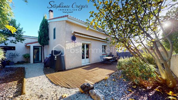 Proposée en exclusivité par Stéphanie Crozier – BSK Immobilier et en VENTE INTERACTIVE – Prix de départ : 305 000 € FAI

Cette maison revient sur le marché à la suite de refus de financement des précédents acquéreurs. Une nouvelle opportunité de découvrir cette charmante maison familiale d'environ 125 m², idéalement située à Escalquens, à seulement 15 km de Toulouse. Nichée en fond d'impasse, elle offre un cadre de vie calme et résidentiel, particulièrement agréable pour une famille.

Édifiée sur une parcelle paysagée d'environ 300 m², parfaitement entretenue et facile à vivre, cette maison séduit par sa luminosité, sa fonctionnalité et ses multiples possibilités d'aménagement.
Au rez-de-chaussée, l'entrée, avec accès direct au garage, mène vers une vaste pièce de vie traversante, baignée de lumière et bénéficiant d'une belle hauteur sous plafond. La cuisine entièrement équipée s'ouvre sur un salon convivial et une salle à manger chaleureuse. Vous trouverez également un WC indépendant, un espace buanderie ainsi qu'une suite parentale avec salle d'eau et WC privatifs, idéale pour accueillir un adolescent, des amis ou de la famille tout en préservant l'intimité de chacun.

À l'étage, l'espace nuit se compose de trois chambres confortables, d'un grand dressing, d'une salle de bains et d'un WC indépendant.
Côté confort, la maison est équipée d'une chaudière gaz récente et d'un poêle à bois. La toiture et son isolation ont également été refaites récemment, contribuant au confort thermique de la maison.

À l'extérieur, le jardin paysager sans vis-à-vis, nécessitant peu d'entretien, invite à la détente. La terrasse en bois orientée ouest et son store banne prolongent agréablement l'espace de vie aux beaux jours. Toutes les commodités sont à proximité : lignes Tisséo 79 et 80, gare TER permettant de rejoindre Toulouse en une quinzaine de minutes, crèches, écoles maternelles et primaires, collège, lycées et commerces du quotidien.

Visite virtuelle et plans disponibles sur demande.

VENTE INTERACTIVE : COMMENT PARTICIPER ?
Prix de départ : 305 000 € FAI
Palier : 5 000 €
Vente interactive en ligne : le samedi 3 octobre 2026  à partir 14h30

Le principe est simple : après une visite obligatoire du bien et la validation de votre capacité de financement, vous pourrez être inscrit à la vente interactive et déposer votre intention d'achat en ligne le jour de la vente.
Le prix de 305 000 € FAI est le prix de départ de la vente interactive et non un prix de vente ferme.
Les propositions formulées en ligne constituent des intentions d'achat. Le vendeur reste libre de sélectionner l'offre à laquelle il souhaite donner suite.

Pour visiter et participer à la vente interactive, contactez Stéphanie Crozier – BSK Immobilier, conseillère immobilier spécialiste du secteur, disponible 7j/7.
Collaboration inter-agences acceptée dans le respect des règles de partage.