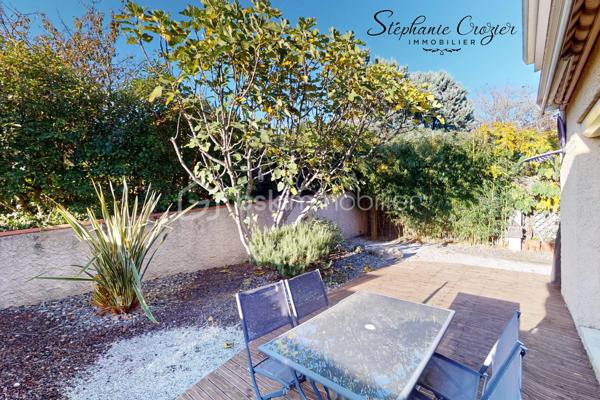 Proposée en exclusivité par Stéphanie Crozier – BSK Immobilier et en VENTE INTERACTIVE – Prix de départ : 305 000 € FAI

Cette maison revient sur le marché à la suite de refus de financement des précédents acquéreurs. Une nouvelle opportunité de découvrir cette charmante maison familiale d'environ 125 m², idéalement située à Escalquens, à seulement 15 km de Toulouse. Nichée en fond d'impasse, elle offre un cadre de vie calme et résidentiel, particulièrement agréable pour une famille.

Édifiée sur une parcelle paysagée d'environ 300 m², parfaitement entretenue et facile à vivre, cette maison séduit par sa luminosité, sa fonctionnalité et ses multiples possibilités d'aménagement.
Au rez-de-chaussée, l'entrée, avec accès direct au garage, mène vers une vaste pièce de vie traversante, baignée de lumière et bénéficiant d'une belle hauteur sous plafond. La cuisine entièrement équipée s'ouvre sur un salon convivial et une salle à manger chaleureuse. Vous trouverez également un WC indépendant, un espace buanderie ainsi qu'une suite parentale avec salle d'eau et WC privatifs, idéale pour accueillir un adolescent, des amis ou de la famille tout en préservant l'intimité de chacun.

À l'étage, l'espace nuit se compose de trois chambres confortables, d'un grand dressing, d'une salle de bains et d'un WC indépendant.
Côté confort, la maison est équipée d'une chaudière gaz récente et d'un poêle à bois. La toiture et son isolation ont également été refaites récemment, contribuant au confort thermique de la maison.

À l'extérieur, le jardin paysager sans vis-à-vis, nécessitant peu d'entretien, invite à la détente. La terrasse en bois orientée ouest et son store banne prolongent agréablement l'espace de vie aux beaux jours. Toutes les commodités sont à proximité : lignes Tisséo 79 et 80, gare TER permettant de rejoindre Toulouse en une quinzaine de minutes, crèches, écoles maternelles et primaires, collège, lycées et commerces du quotidien.

Visite virtuelle et plans disponibles sur demande.

VENTE INTERACTIVE : COMMENT PARTICIPER ?
Prix de départ : 305 000 € FAI
Palier : 5 000 €
Vente interactive en ligne : le samedi 3 octobre 2026  à partir 14h30

Le principe est simple : après une visite obligatoire du bien et la validation de votre capacité de financement, vous pourrez être inscrit à la vente interactive et déposer votre intention d'achat en ligne le jour de la vente.
Le prix de 305 000 € FAI est le prix de départ de la vente interactive et non un prix de vente ferme.
Les propositions formulées en ligne constituent des intentions d'achat. Le vendeur reste libre de sélectionner l'offre à laquelle il souhaite donner suite.

Pour visiter et participer à la vente interactive, contactez Stéphanie Crozier – BSK Immobilier, conseillère immobilier spécialiste du secteur, disponible 7j/7.
Collaboration inter-agences acceptée dans le respect des règles de partage.