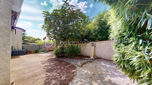 Proposée en exclusivité par Stéphanie Crozier – BSK Immobilier et en VENTE INTERACTIVE – Prix de départ : 305 000 € FAI

Cette maison revient sur le marché à la suite de refus de financement des précédents acquéreurs. Une nouvelle opportunité de découvrir cette charmante maison familiale d'environ 125 m², idéalement située à Escalquens, à seulement 15 km de Toulouse. Nichée en fond d'impasse, elle offre un cadre de vie calme et résidentiel, particulièrement agréable pour une famille.

Édifiée sur une parcelle paysagée d'environ 300 m², parfaitement entretenue et facile à vivre, cette maison séduit par sa luminosité, sa fonctionnalité et ses multiples possibilités d'aménagement.
Au rez-de-chaussée, l'entrée, avec accès direct au garage, mène vers une vaste pièce de vie traversante, baignée de lumière et bénéficiant d'une belle hauteur sous plafond. La cuisine entièrement équipée s'ouvre sur un salon convivial et une salle à manger chaleureuse. Vous trouverez également un WC indépendant, un espace buanderie ainsi qu'une suite parentale avec salle d'eau et WC privatifs, idéale pour accueillir un adolescent, des amis ou de la famille tout en préservant l'intimité de chacun.

À l'étage, l'espace nuit se compose de trois chambres confortables, d'un grand dressing, d'une salle de bains et d'un WC indépendant.
Côté confort, la maison est équipée d'une chaudière gaz récente et d'un poêle à bois. La toiture et son isolation ont également été refaites récemment, contribuant au confort thermique de la maison.

À l'extérieur, le jardin paysager sans vis-à-vis, nécessitant peu d'entretien, invite à la détente. La terrasse en bois orientée ouest et son store banne prolongent agréablement l'espace de vie aux beaux jours. Toutes les commodités sont à proximité : lignes Tisséo 79 et 80, gare TER permettant de rejoindre Toulouse en une quinzaine de minutes, crèches, écoles maternelles et primaires, collège, lycées et commerces du quotidien.

Visite virtuelle et plans disponibles sur demande.

VENTE INTERACTIVE : COMMENT PARTICIPER ?
Prix de départ : 305 000 € FAI
Palier : 5 000 €
Vente interactive en ligne : le samedi 3 octobre 2026  à partir 14h30

Le principe est simple : après une visite obligatoire du bien et la validation de votre capacité de financement, vous pourrez être inscrit à la vente interactive et déposer votre intention d'achat en ligne le jour de la vente.
Le prix de 305 000 € FAI est le prix de départ de la vente interactive et non un prix de vente ferme.
Les propositions formulées en ligne constituent des intentions d'achat. Le vendeur reste libre de sélectionner l'offre à laquelle il souhaite donner suite.

Pour visiter et participer à la vente interactive, contactez Stéphanie Crozier – BSK Immobilier, conseillère immobilier spécialiste du secteur, disponible 7j/7.
Collaboration inter-agences acceptée dans le respect des règles de partage.