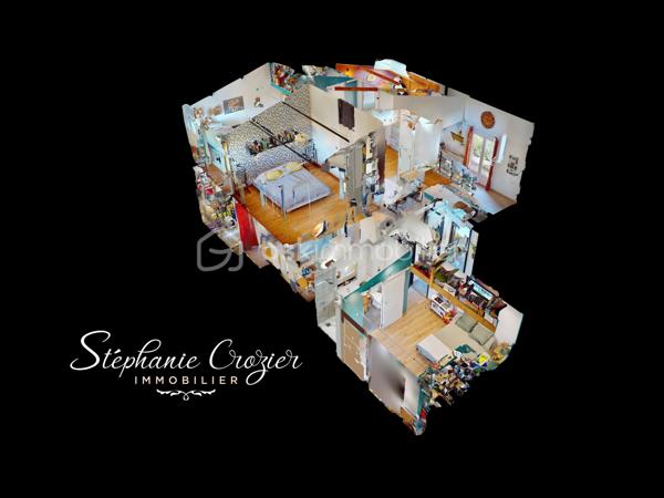 Proposée en exclusivité par Stéphanie Crozier – BSK Immobilier et en VENTE INTERACTIVE – Prix de départ : 305 000 € FAI

Cette maison revient sur le marché à la suite de refus de financement des précédents acquéreurs. Une nouvelle opportunité de découvrir cette charmante maison familiale d'environ 125 m², idéalement située à Escalquens, à seulement 15 km de Toulouse. Nichée en fond d'impasse, elle offre un cadre de vie calme et résidentiel, particulièrement agréable pour une famille.

Édifiée sur une parcelle paysagée d'environ 300 m², parfaitement entretenue et facile à vivre, cette maison séduit par sa luminosité, sa fonctionnalité et ses multiples possibilités d'aménagement.
Au rez-de-chaussée, l'entrée, avec accès direct au garage, mène vers une vaste pièce de vie traversante, baignée de lumière et bénéficiant d'une belle hauteur sous plafond. La cuisine entièrement équipée s'ouvre sur un salon convivial et une salle à manger chaleureuse. Vous trouverez également un WC indépendant, un espace buanderie ainsi qu'une suite parentale avec salle d'eau et WC privatifs, idéale pour accueillir un adolescent, des amis ou de la famille tout en préservant l'intimité de chacun.

À l'étage, l'espace nuit se compose de trois chambres confortables, d'un grand dressing, d'une salle de bains et d'un WC indépendant.
Côté confort, la maison est équipée d'une chaudière gaz récente et d'un poêle à bois. La toiture et son isolation ont également été refaites récemment, contribuant au confort thermique de la maison.

À l'extérieur, le jardin paysager sans vis-à-vis, nécessitant peu d'entretien, invite à la détente. La terrasse en bois orientée ouest et son store banne prolongent agréablement l'espace de vie aux beaux jours. Toutes les commodités sont à proximité : lignes Tisséo 79 et 80, gare TER permettant de rejoindre Toulouse en une quinzaine de minutes, crèches, écoles maternelles et primaires, collège, lycées et commerces du quotidien.

Visite virtuelle et plans disponibles sur demande.

VENTE INTERACTIVE : COMMENT PARTICIPER ?
Prix de départ : 305 000 € FAI
Palier : 5 000 €
Vente interactive en ligne : le samedi 3 octobre 2026  à partir 14h30

Le principe est simple : après une visite obligatoire du bien et la validation de votre capacité de financement, vous pourrez être inscrit à la vente interactive et déposer votre intention d'achat en ligne le jour de la vente.
Le prix de 305 000 € FAI est le prix de départ de la vente interactive et non un prix de vente ferme.
Les propositions formulées en ligne constituent des intentions d'achat. Le vendeur reste libre de sélectionner l'offre à laquelle il souhaite donner suite.

Pour visiter et participer à la vente interactive, contactez Stéphanie Crozier – BSK Immobilier, conseillère immobilier spécialiste du secteur, disponible 7j/7.
Collaboration inter-agences acceptée dans le respect des règles de partage.